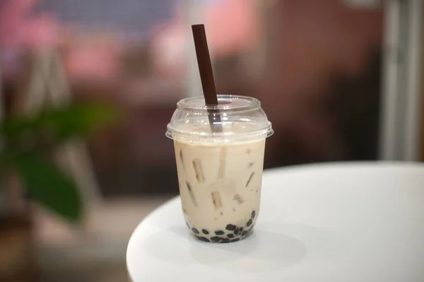 Café Glacé Latte Dans Une Tasse Dans Magasin Images De Stock Libres De Droits