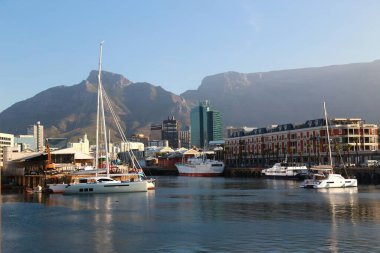 Cape Town, Güney Afrika - 15 Kasım 2018 The Victoria & Alfred (V & A) Waterfront, Cape Town, Güney Afrika 'da bulunan bir ikondur.