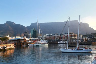 Cape Town, Güney Afrika - 15 Kasım 2018 The Victoria & Alfred (V & A) Waterfront, Cape Town, Güney Afrika 'da bulunan bir ikondur.