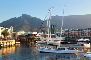 Cape Town, Güney Afrika - 15 Kasım 2018 The Victoria & Alfred (V & A) Waterfront, Cape Town, Güney Afrika 'da bulunan bir ikondur.