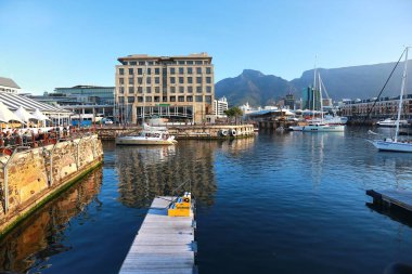 Cape Town, Güney Afrika - 15 Kasım 2018 The Victoria & Alfred (V & A) Waterfront, Cape Town, Güney Afrika 'da bulunan bir ikondur.