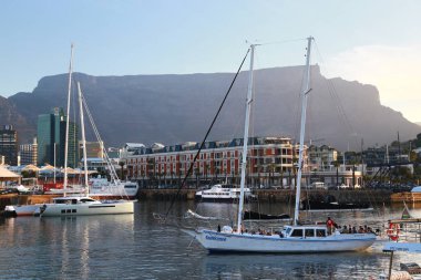 Cape Town, Güney Afrika - 15 Kasım 2018 The Victoria & Alfred (V & A) Waterfront, Cape Town, Güney Afrika 'da bulunan bir ikondur.