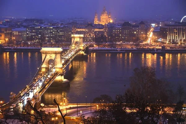 匈牙利布达佩斯的链桥和圣斯蒂芬大教堂的夜景 — 图库照片