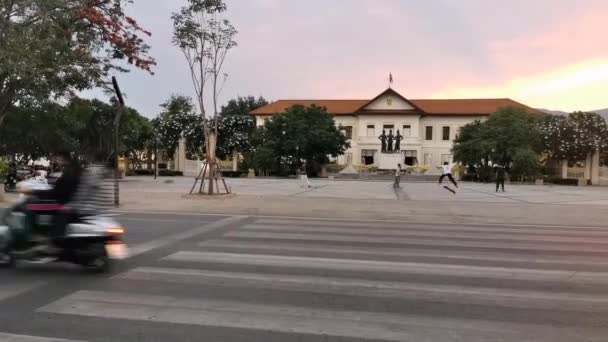 Trafiken Vid Three Kings Monument Square Chiang Mai Thailand — Stockvideo