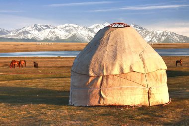 Kırgızistan 'lı Naryn, Song kul Gölü' nde geniş bir çayırdaki ger kampı. 
