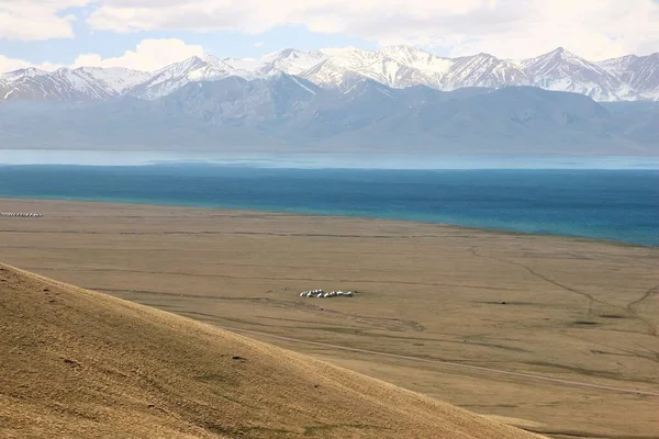 Kırgızistan Tian Shan Dağlarıyla Song Kul Gölü Nün Güzel Manzarası — Stok fotoğraf