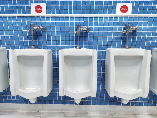 Odległość Społeczna Publicznych Toaletach — Zdjęcie stockowe