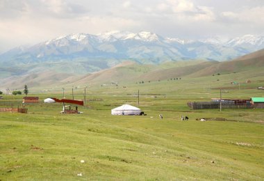 Naryn 'deki güzel manzara Kırgızistan' ın Tian Shan dağlarıyla