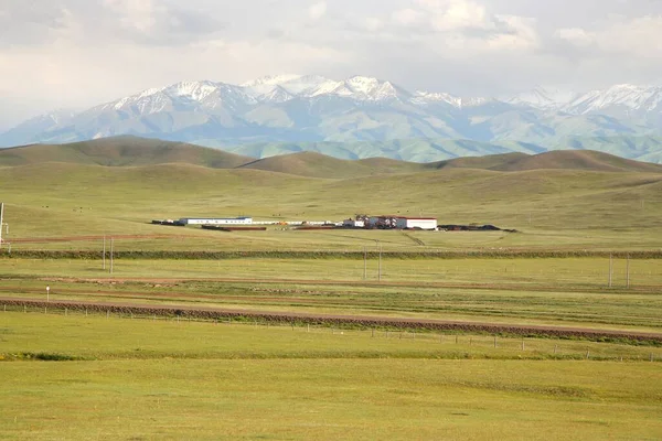 キルギスの天山の山々とナリンで美しい景色 — ストック写真