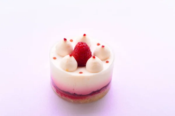 Delicious cake with raspberries — Stock Photo, Image