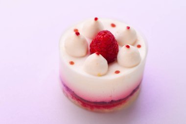 Ahududu ile lezzetli pasta