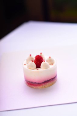 Ahududu ile lezzetli pasta