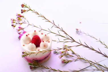 Lezzetli kek ahududu üzerinde beyaz bir arka plan ile