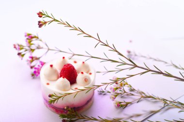 Lezzetli kek ahududu üzerinde beyaz bir arka plan ile