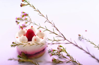 Lezzetli kek ahududu üzerinde beyaz bir arka plan ile