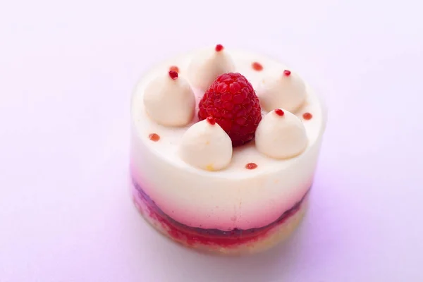 나무 딸기와 함께 맛 있는 케이크 — 스톡 사진