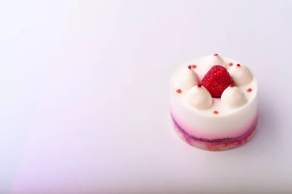 Delicioso pastel con frambuesas — Foto de Stock