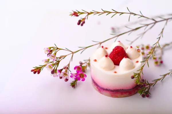 Delicioso pastel con frambuesas sobre un fondo blanco — Foto de Stock