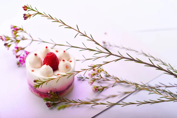 흰색 바탕에 라스베리와 맛 있는 케이크 — 스톡 사진