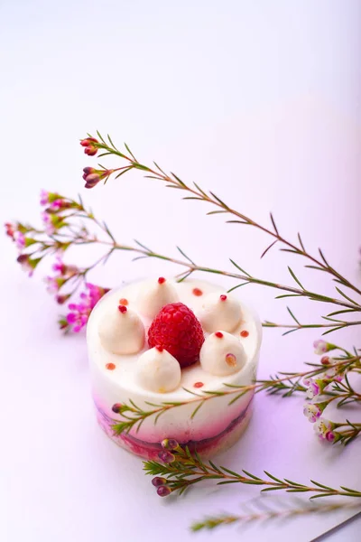 Pyszne ciasto z malinami na białym tle — Zdjęcie stockowe