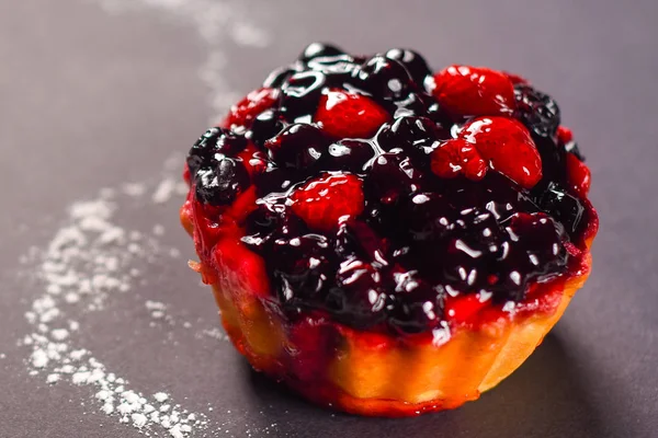 เค้กอร่อยกับเบอร์รี่ — ภาพถ่ายสต็อก