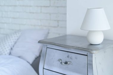 Yatak odası iç yatak ve başucu tablolarla bir tuğla duvar ile