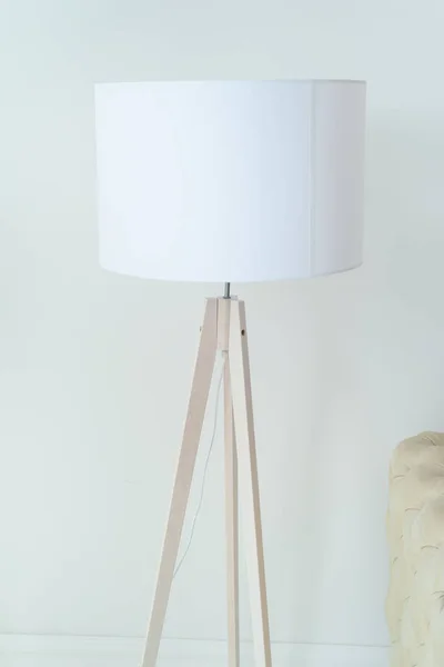 Weiße Lampe mit Holzbeinen in einem weißen Wohnzimmer — Stockfoto