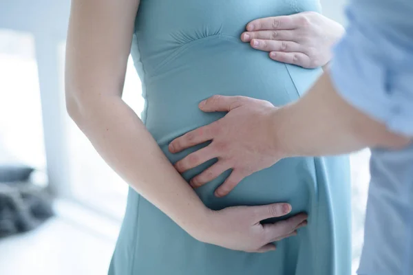Mulher grávida segurando sua barriga com o futuro pai — Fotografia de Stock