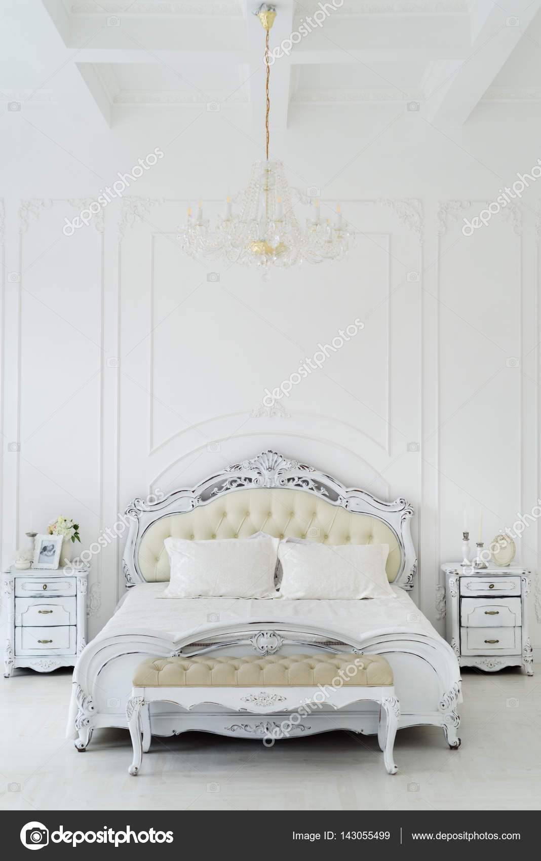 Royal interior bedroom — Stock Photo © SweetPhoto #143055499, image size:1068x1700