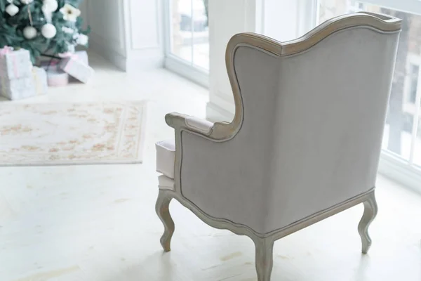 Vintage Stuhl in der Nähe des Panoramafensters — Stockfoto