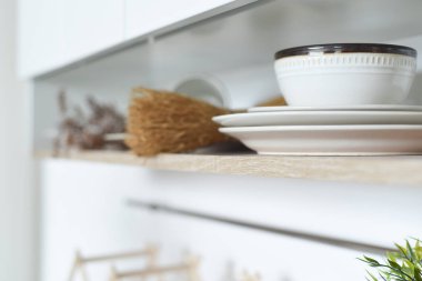 Kaplamalar ve daireler bir mutfak raf