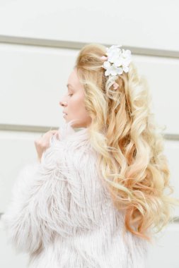 makyaj ve çiçeklerle sarışın saçlı kız