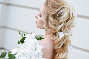 makyaj ve çiçeklerle sarışın saçlı kız