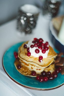Yatakta, krep krema ve çilek, bir bardak çay, bir şişe süt ve bir baget bir tepsi ile Kahvaltı