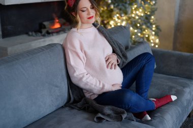 Hamile kız kanepede oturuyor