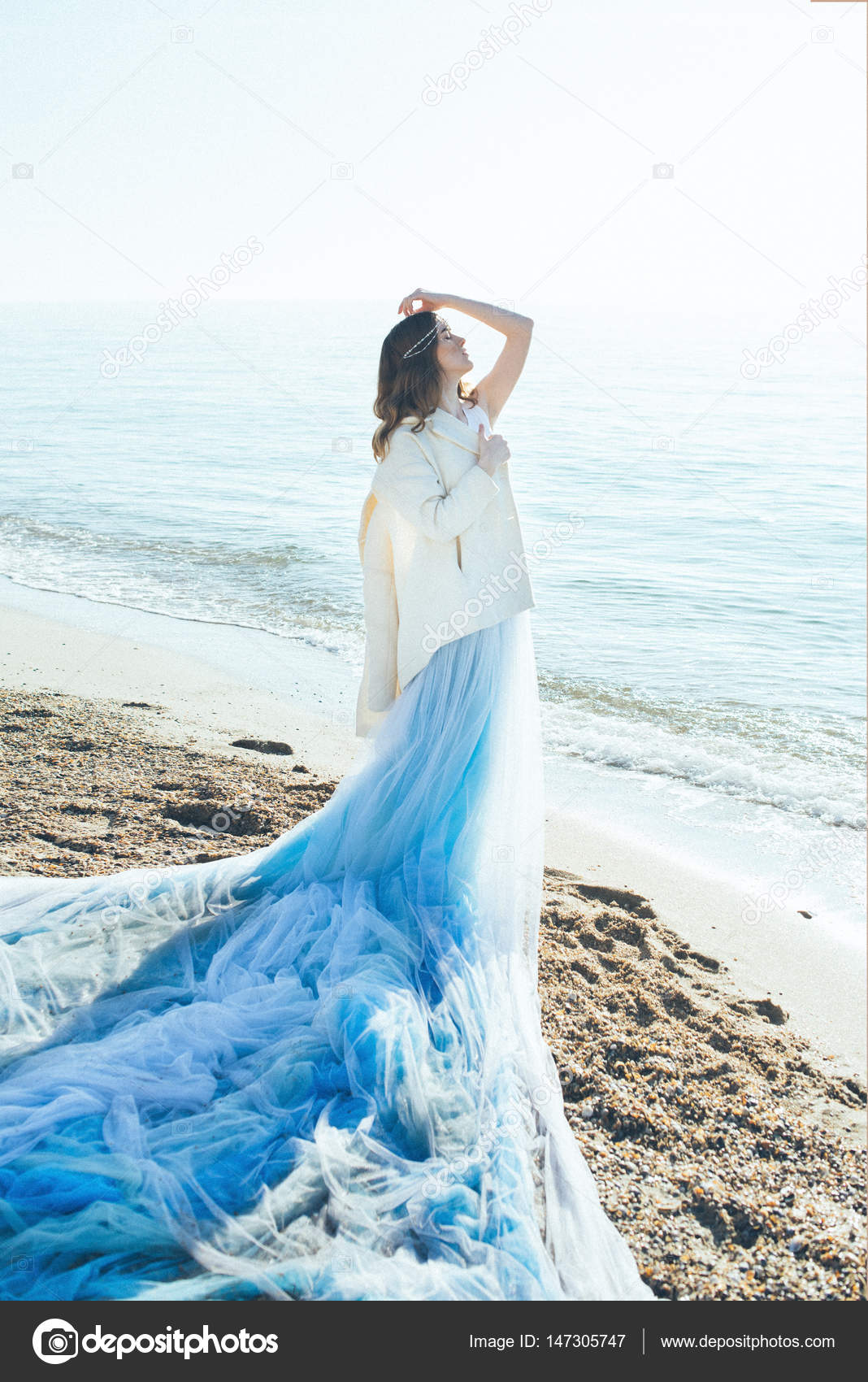Download Meisje In Een Jurk Aan De Kust Van De Zee Stockfoto C Sweetphoto For iPhone Get Wallpaper Meisje In Een Jurk Aan De Kust Van De Zee Stockfoto C Sweetphoto For iPhone