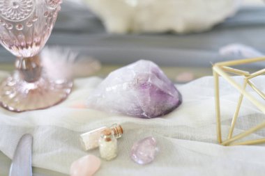 Düğün dekorasyon kristalleri, pembe kuvars, ametist, kaya kristali, çiçekçilik ve servis