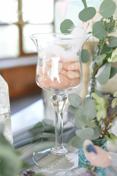 Свадебные украшения с кристаллами, розовым кварцем, аметистом, горным хрусталем, флористикой и сервировкой — стоковое фото
