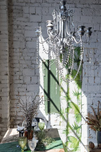复古水晶吊灯和丝绸帆布与热带印花潘通绿色 — 图库照片