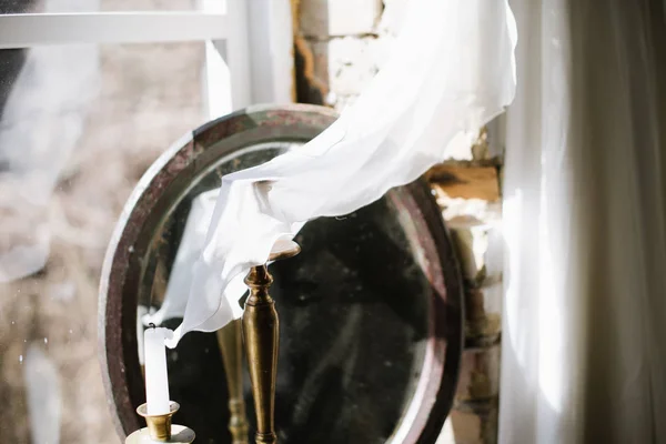 Vestido de novia vintage en una pared de ladrillo con un espejo — Foto de Stock