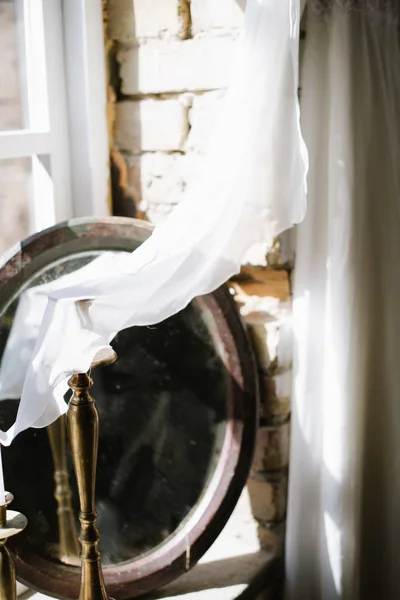 Vestido de novia vintage en una pared de ladrillo con un espejo — Foto de Stock