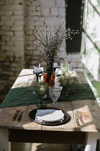 Sirviendo una mesa de comedor en un estilo vintage —  Fotos de Stock