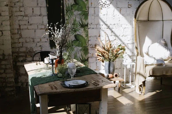 Mesa de comedor vintage con servicio —  Fotos de Stock