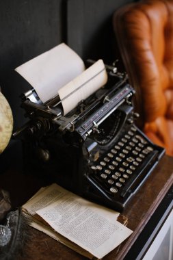 Ahşap bir masa üzerinde Vintage siyah daktilo