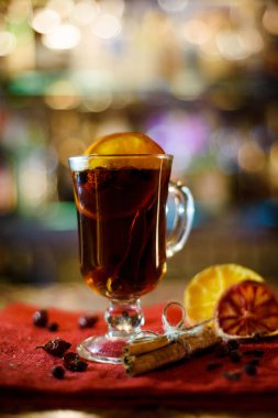 Bir bar üzerinde mulled şarap bir bardak limon ve tarçın çubuğu sayaç