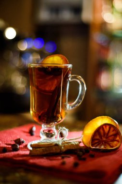 Bir bar üzerinde mulled şarap bir bardak limon ve tarçın çubuğu sayaç