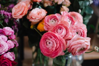 Anemon, gül, tipik ve ortanca şehir çiçek pazarı, siyah ve beyaz mat kağıt ile güzel ve modern çiçek kompozisyonu