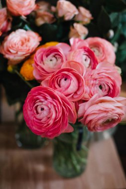 Anemon, gül, tipik ve ortanca şehir çiçek pazarı, siyah ve beyaz mat kağıt ile güzel ve modern çiçek kompozisyonu