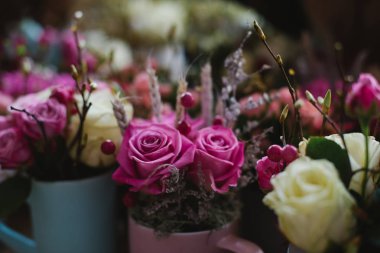 Anemon, gül, tipik ve ortanca şehir çiçek pazarı, siyah ve beyaz mat kağıt ile güzel ve modern çiçek kompozisyonu