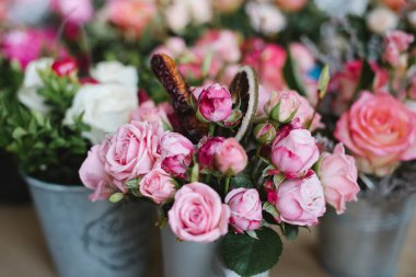 Pembe güller ve okaliptüs şehir çiçek pazarı, güzel ve modern çiçek kompozisyonu